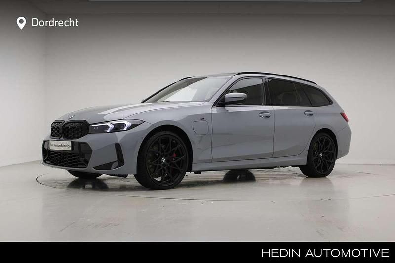Grijs Gebruikt 2025 BMW 330e M Sport Stationwagen | € 62.895 (Iets duurder) - Afbeelding 1/3