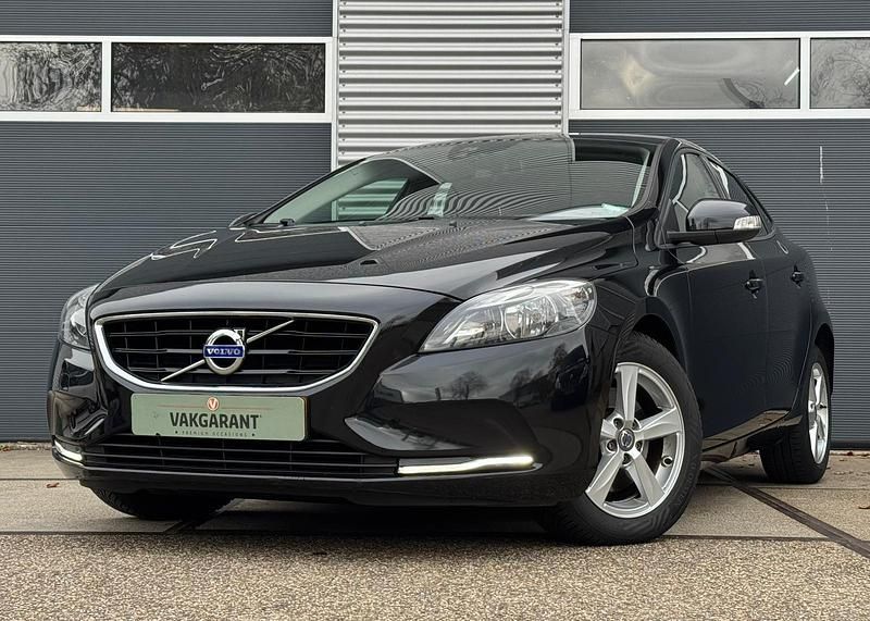 Zwart Gebruikt 2015 Volvo V40 Kinetic Stationwagen | € 12.950 (Duur) - Afbeelding 1/4