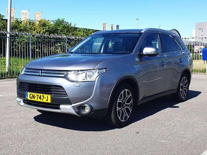 Grijs Gebruikt 2015 Mitsubishi Outlander P-HEV Edition SUV | € 12.450 (Iets duurder) - Afbeelding 1/4