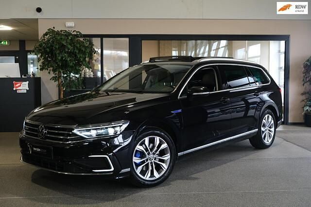 Zwart (metallic) Gebruikt 2021 VW Passat GTE Stationwagen | € 23.950 (Eerlijke prijs) - Afbeelding 1/4
