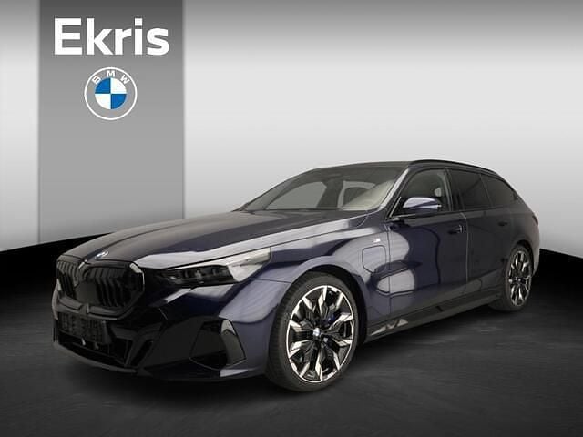 Blauw (metallic) Nieuw 2025 BMW 550e M Sport Stationwagen | € 114.900 - Afbeelding 1/4