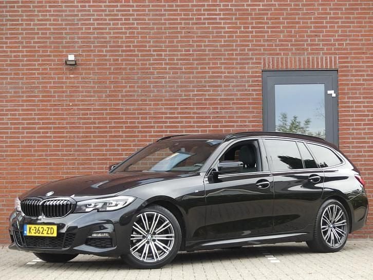 Zwart Gebruikt 2020 BMW 320 M Sport Stationwagen | € 28.450 (Iets duurder) - Afbeelding 1/4