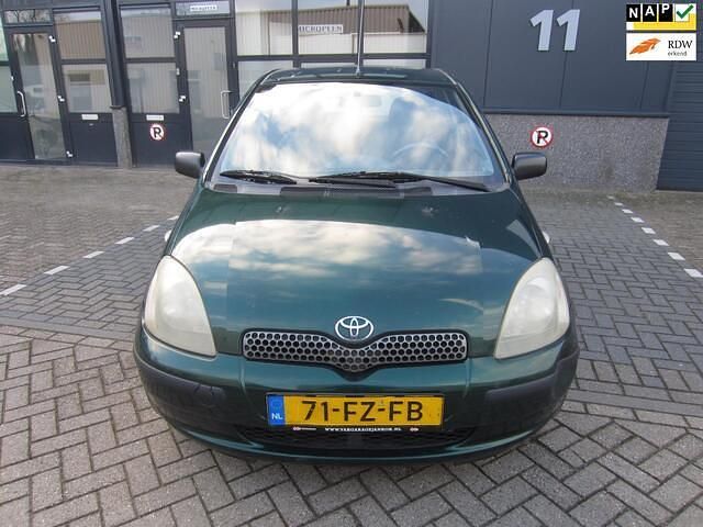 Groen (metallic) Occasion 2000 Toyota Yaris Luna Hatchback | € 1.350 (Goede deal) - Afbeelding 1/4