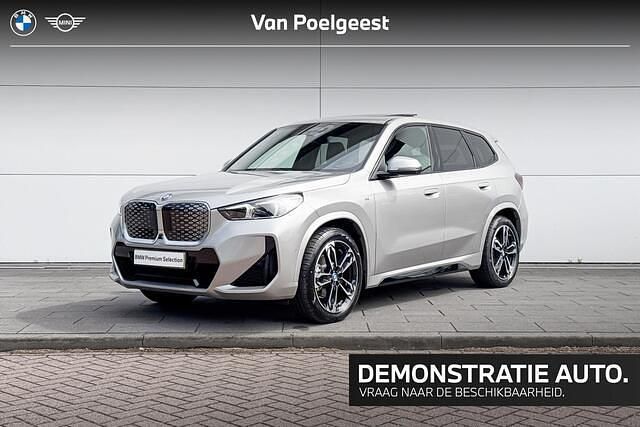 Spacesilber metallic (grijs metallic) Gebruikt 2025 BMW iX1 M Sport SUV | € 46.900 - Afbeelding 1/4