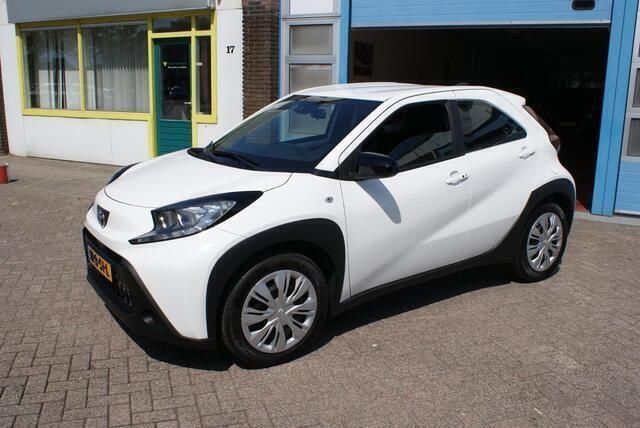 Wit Gebruikt 2024 Toyota Aygo Play Hatchback | € 16.950 (Goede deal) - Afbeelding 1/4