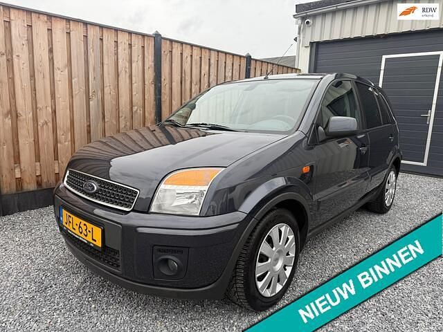 Zwart Gebruikt 2010 Ford Fusion Futura MPV | € 4.650 (Eerlijke prijs) - Afbeelding 1/4