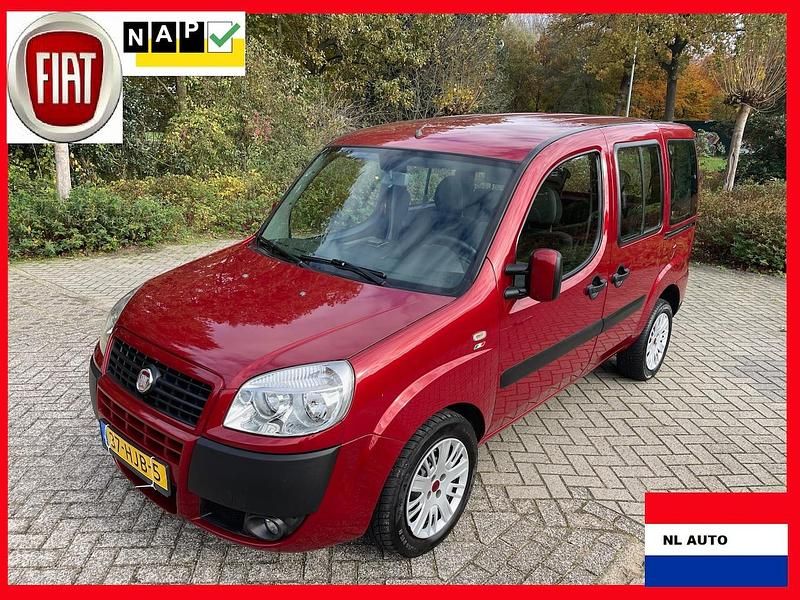 Rood (metallic) Gebruikt 2008 Fiat Doblò Family MPV | € 4.500 - Afbeelding 1/4
