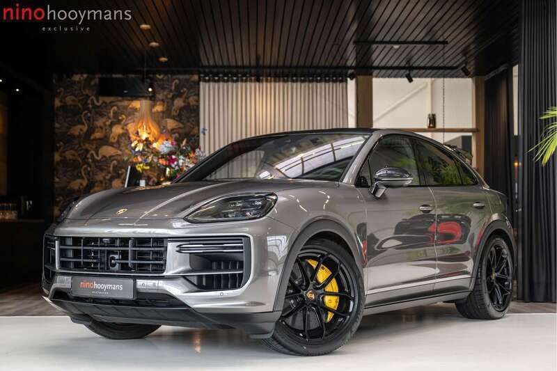 Grijs Gebruikt 2024 Porsche Cayenne Turbo E-Hybrid SUV | € 249.950 - Afbeelding 1/4