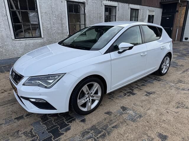 Wit Gebruikt 2019 Seat Leon FR Hatchback | € 14.850 (Eerlijke prijs) - Afbeelding 1/4
