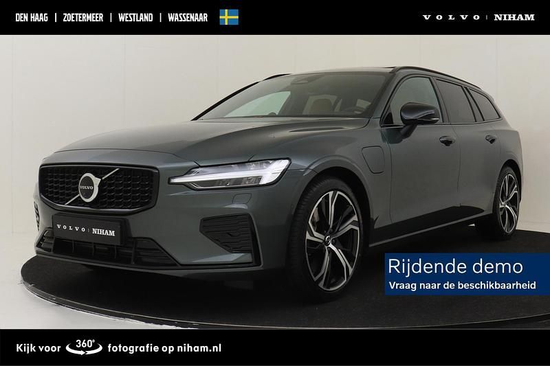 Groen Occasion 2025 Volvo V60 Ultra Stationwagen | € 66.890 - Afbeelding 1/4