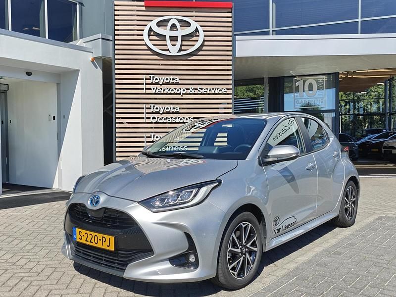 Grijs Gebruikt 2023 Toyota Yaris Hatchback | € 21.390 (Eerlijke prijs) - Afbeelding 1/4