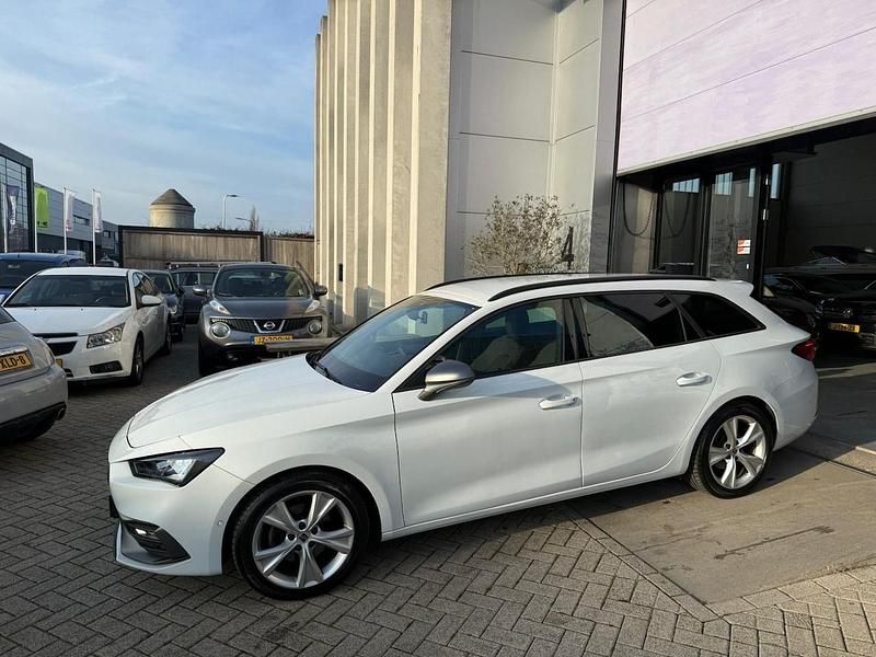 Wit (metallic) Occasion 2021 Seat Leon FR Stationwagen | € 19.950 (Goede deal) - Afbeelding 1/4