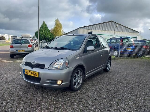 Grijs Gebruikt 2001 Toyota Yaris Sport Hatchback | € 2.195 (Eerlijke prijs) - Afbeelding 1/4