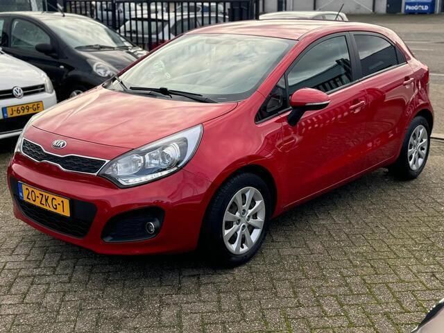 Rood Gebruikt 2013 Kia Rio Plus Hatchback | € 6.450 (Eerlijke prijs) - Afbeelding 1/4