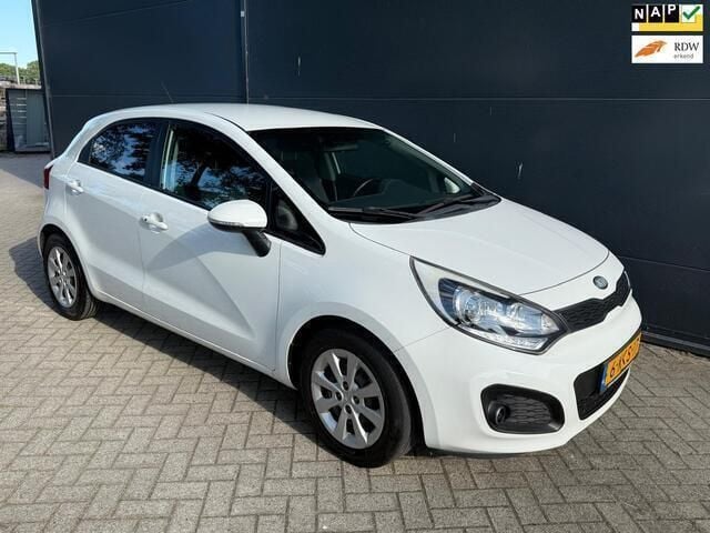 Wit Gebruikt 2013 Kia Rio Start Hatchback | € 4.945 (Goede deal) - Afbeelding 1/4