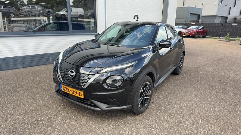Zwart Gebruikt 2024 Nissan Juke N-Connecta SUV | € 25.945 (Eerlijke prijs) - Afbeelding 1/3