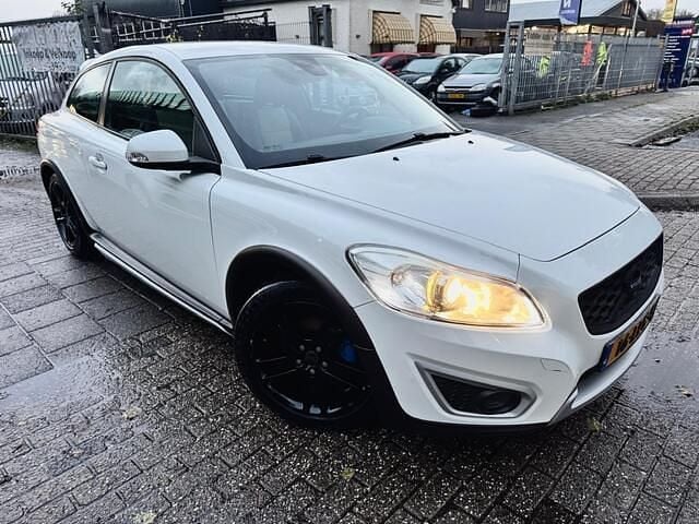 Wit Gebruikt 2010 Volvo C30 Momentum Hatchback | € 4.950 (Eerlijke prijs) - Afbeelding 1/4