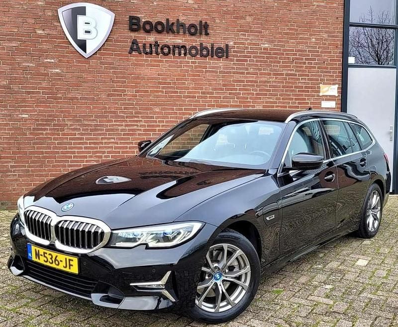 Zwart Gebruikt 2021 BMW 320e Luxury Line Stationwagen | € 24.500 (Goede deal) - Afbeelding 1/4