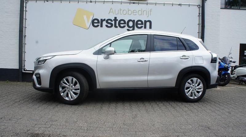 Zilver Gebruikt 2024 Suzuki SX4 S-Cross SUV | € 28.750 (Eerlijke prijs) - Afbeelding 1/4