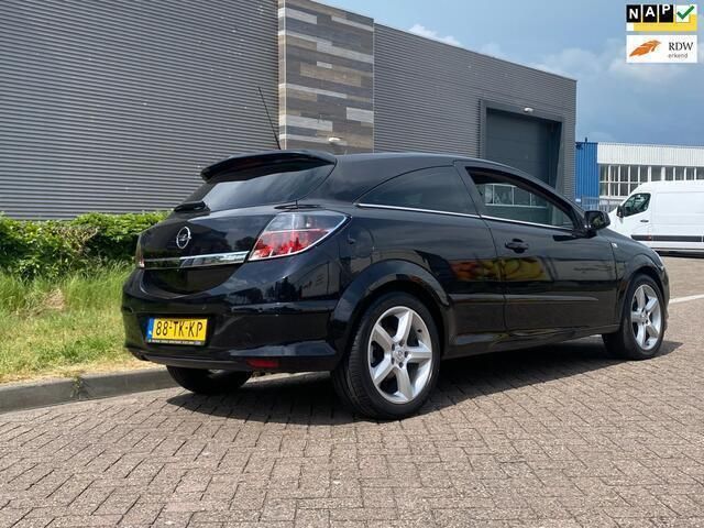 Zwart Gebruikt 2006 Opel Astra GTC Executive Hatchback | € 2.699 (Iets duurder) - Afbeelding 1/4