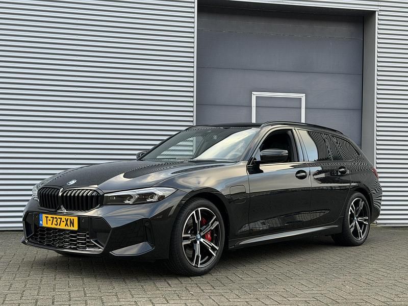 Zwart Occasion 2023 BMW 330 Stationwagen | € 38.999 (Eerlijke prijs) - Afbeelding 1/4