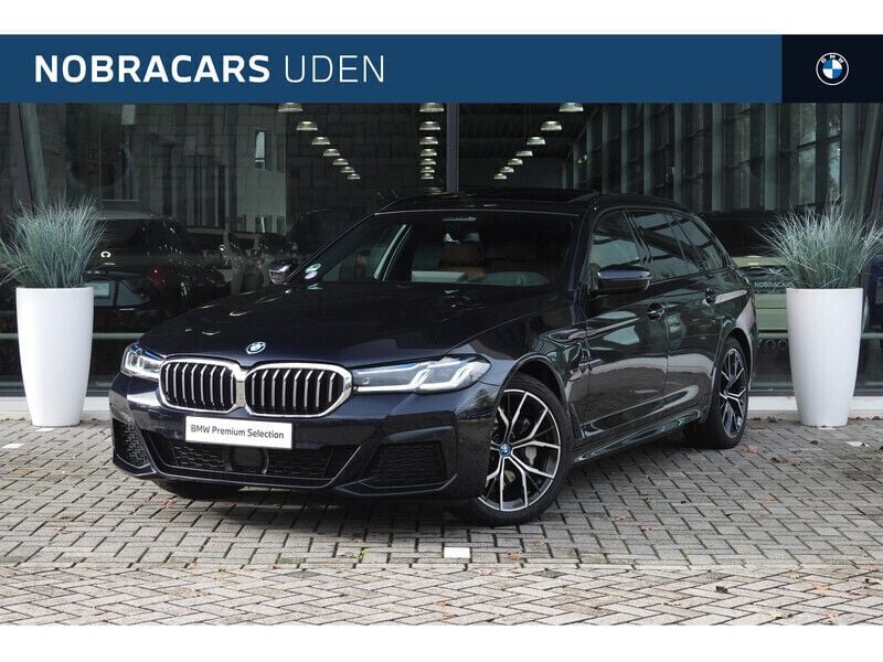Zwart Gebruikt 2022 BMW 530e Executive Stationwagen | € 46.950 (Duur) - Afbeelding 1/4