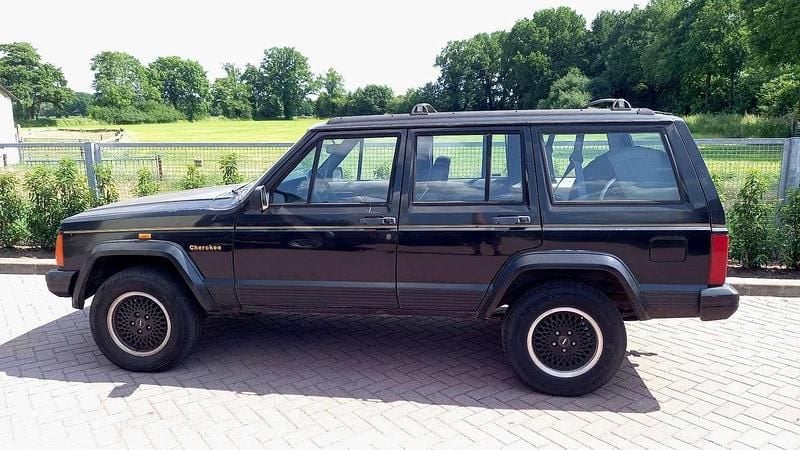 Zwart Occasion 1993 Jeep Cherokee Limited SUV | € 14.500 - Afbeelding 1/4