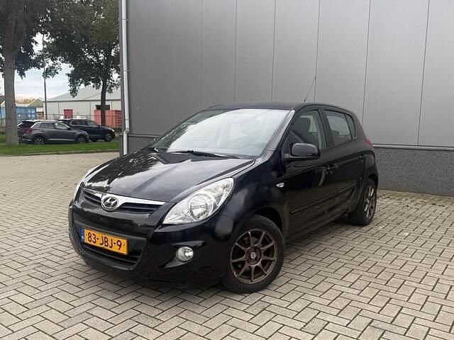 Zwart Occasion 2009 Hyundai i20 Hatchback | € 3.750 (Eerlijke prijs) - Afbeelding 1/4