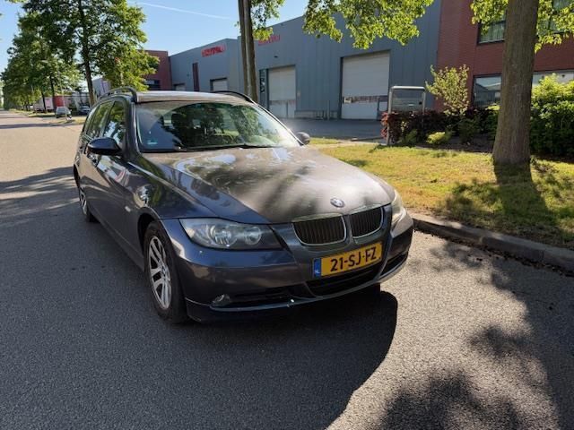 Grijs Gebruikt 2006 BMW 320 Executive Stationwagen | € 1.999 (Eerlijke prijs) - Afbeelding 1/4