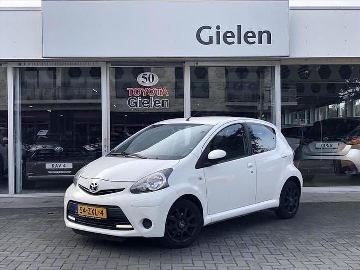 Wit Occasion 2013 Toyota Aygo Hatchback | € 7.900 (Duur) - Afbeelding 1/4