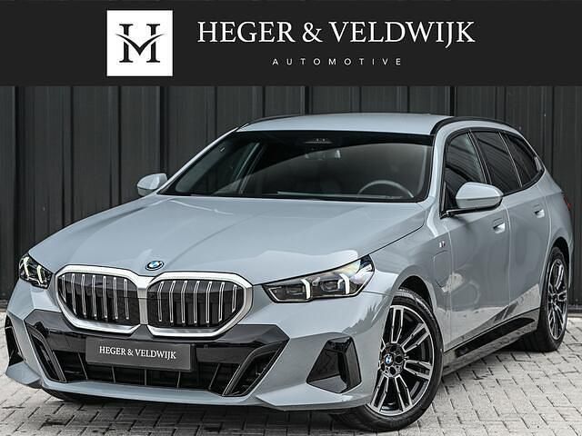 Grijs Gebruikt 2025 BMW 530e M Sport Stationwagen | € 69.400 - Afbeelding 1/4