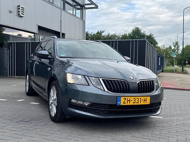 Grijs Occasion 2019 Skoda Octavia Clever Stationwagen | € 9.750 (Goede deal) - Afbeelding 1/4