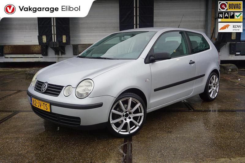 Grijs, metallic lak Gebruikt 2002 VW Polo Hatchback | € 1.995 (Iets duurder) - Afbeelding 1/3