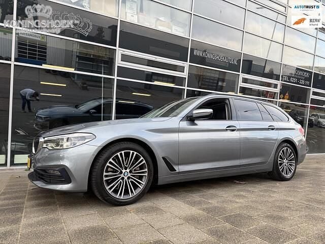 Grijs Gebruikt 2018 BMW 540 Executive Stationwagen | € 29.950 (Eerlijke prijs) - Afbeelding 1/4