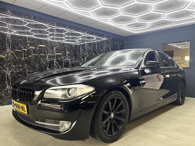 Zwart Gebruikt 2010 BMW 523 Executive Sedan | € 9.250 (Eerlijke prijs) - Afbeelding 1/4