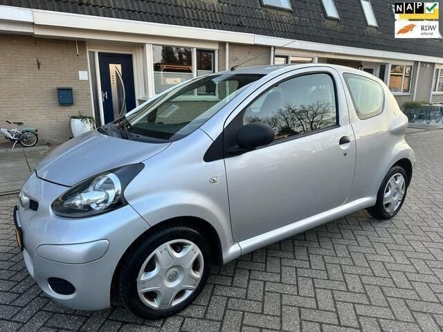Grijs Gebruikt 2011 Toyota Aygo Cool Hatchback | € 1.850 (Eerlijke prijs) - Afbeelding 1/4