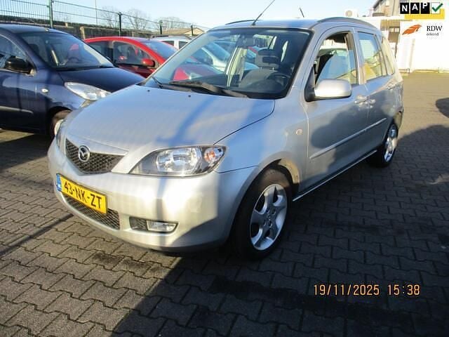 Grijs (metallic) Gebruikt 2003 Mazda 2 Touring MPV | € 1.499 (Eerlijke prijs) - Afbeelding 1/4