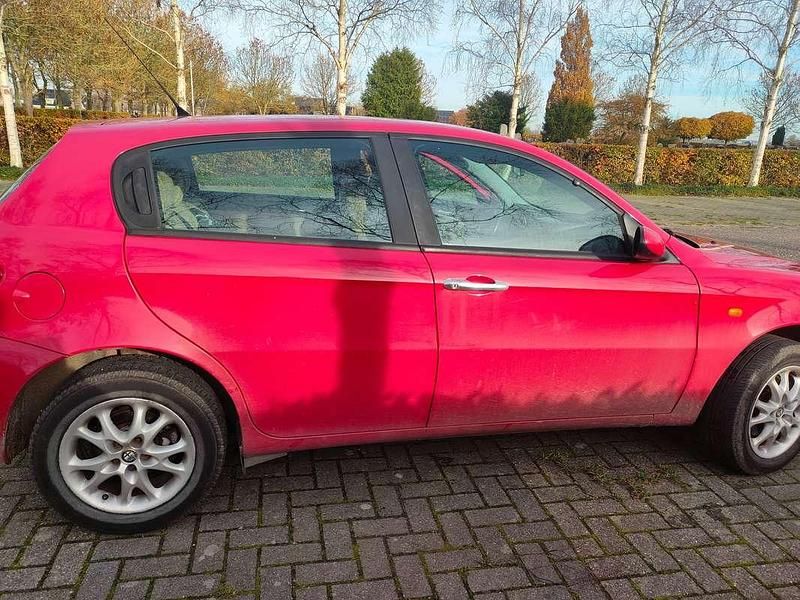 Rood Gebruikt 2001 Alfa Romeo 147 Progression Hatchback | € 850 (Super prijs) - Afbeelding 1/4