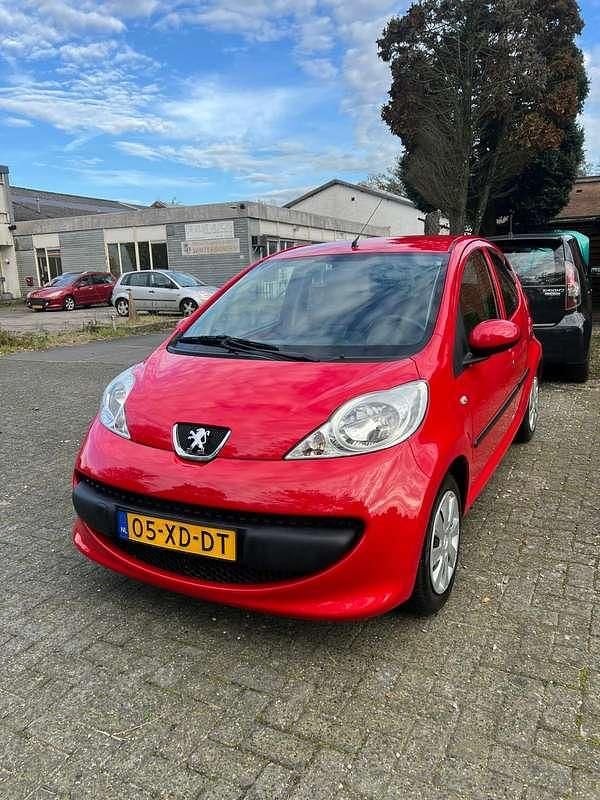 Rood Gebruikt 2007 Peugeot 107 Hatchback | € 700 (Goede deal) - Afbeelding 1/4