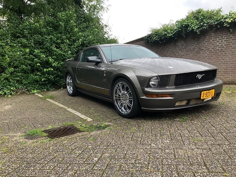 Grijs (metallic) Gebruikt 2005 Ford Mustang GT Coupé | € 16.500 - Afbeelding 1/4