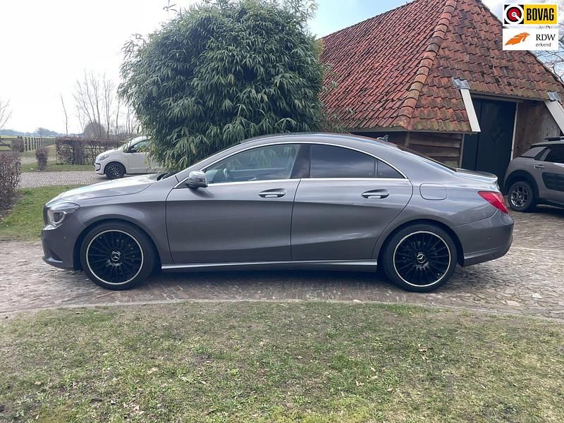 Grijs Gebruikt 2015 Mercedes CLA180 Edition Sedan | € 14.950 (Eerlijke prijs) - Afbeelding 1/4