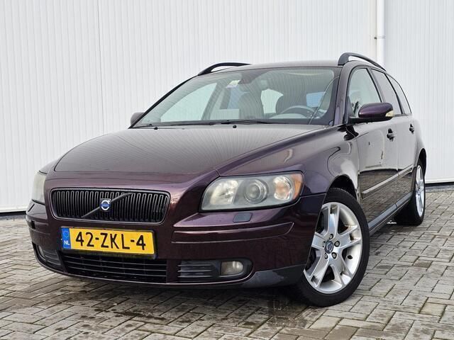 Paars Gebruikt 2004 Volvo V50 Stationwagen | € 2.950 - Afbeelding 1/4