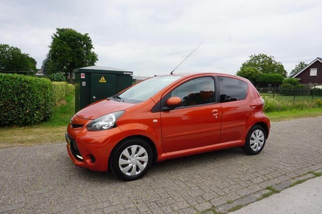Oranje Gebruikt 2012 Toyota Aygo Hatchback | € 3.950 (Eerlijke prijs) - Afbeelding 1/4