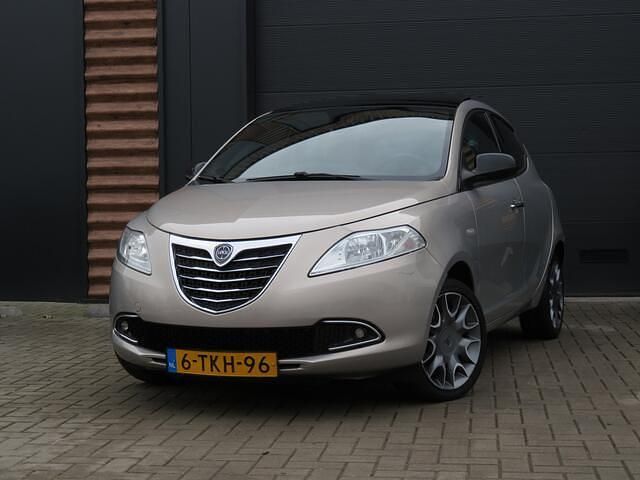 Beige Occasion 2014 Lancia Ypsilon Platinum Hatchback | € 6.990 (Eerlijke prijs) - Afbeelding 1/4