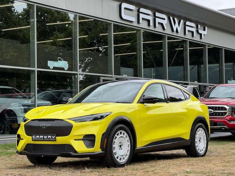 Geel Gebruikt 2024 Ford Mustang Mach-E GT Premium SUV | € 47.190 (Goede deal) - Afbeelding 1/4