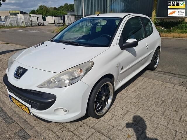 Wit Gebruikt 2012 Peugeot 206+ Access Hatchback | € 1.999 (Goede deal) - Afbeelding 1/4