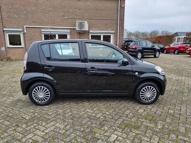 Occasion Daihatsu Sirion 89 PK (65 kW) 2006 Zwart Hatchback