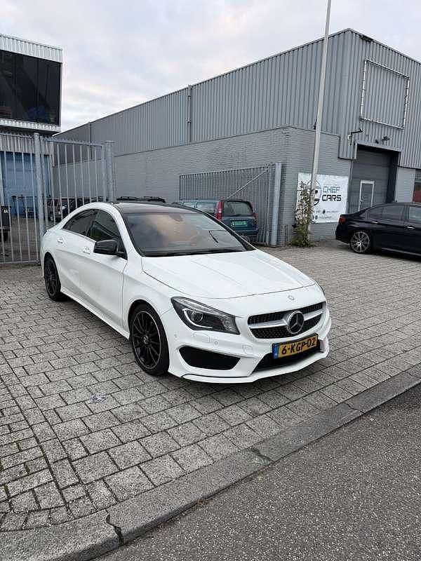 Wit Gebruikt 2013 Mercedes CLA200 AMG Sedan | € 14.900 (Eerlijke prijs) - Afbeelding 1/4
