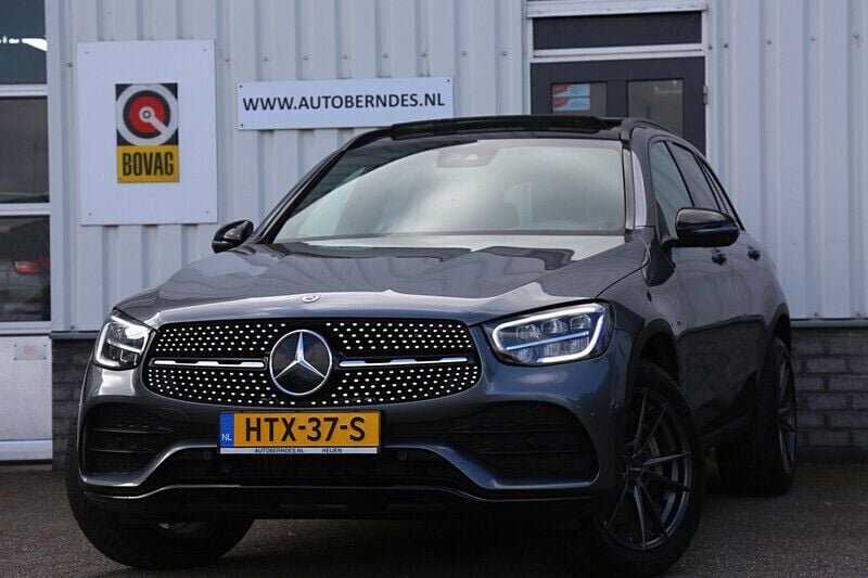 Grijs Gebruikt 2021 Mercedes GLC300e AMG SUV | € 44.900 (Eerlijke prijs) - Afbeelding 1/4