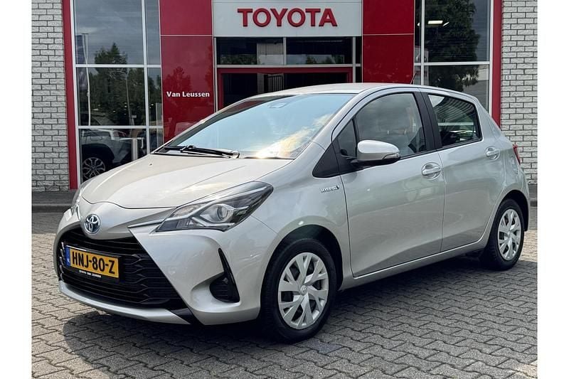 Grijs Gebruikt 2020 Toyota Yaris Hybrid Hatchback | € 15.939 (Goede deal) - Afbeelding 1/1